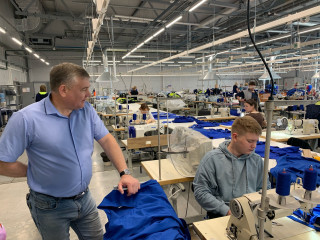 глава района А.В. Голуб встретился со школьниками, которые работают на Починковской швейной фабрике - фото - 5